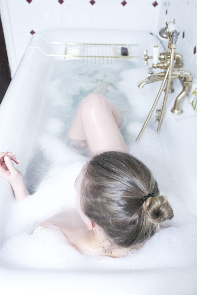 How to build a self care routine in 3 simple steps bubble bath lush bath bomb self care sunday girl in bath